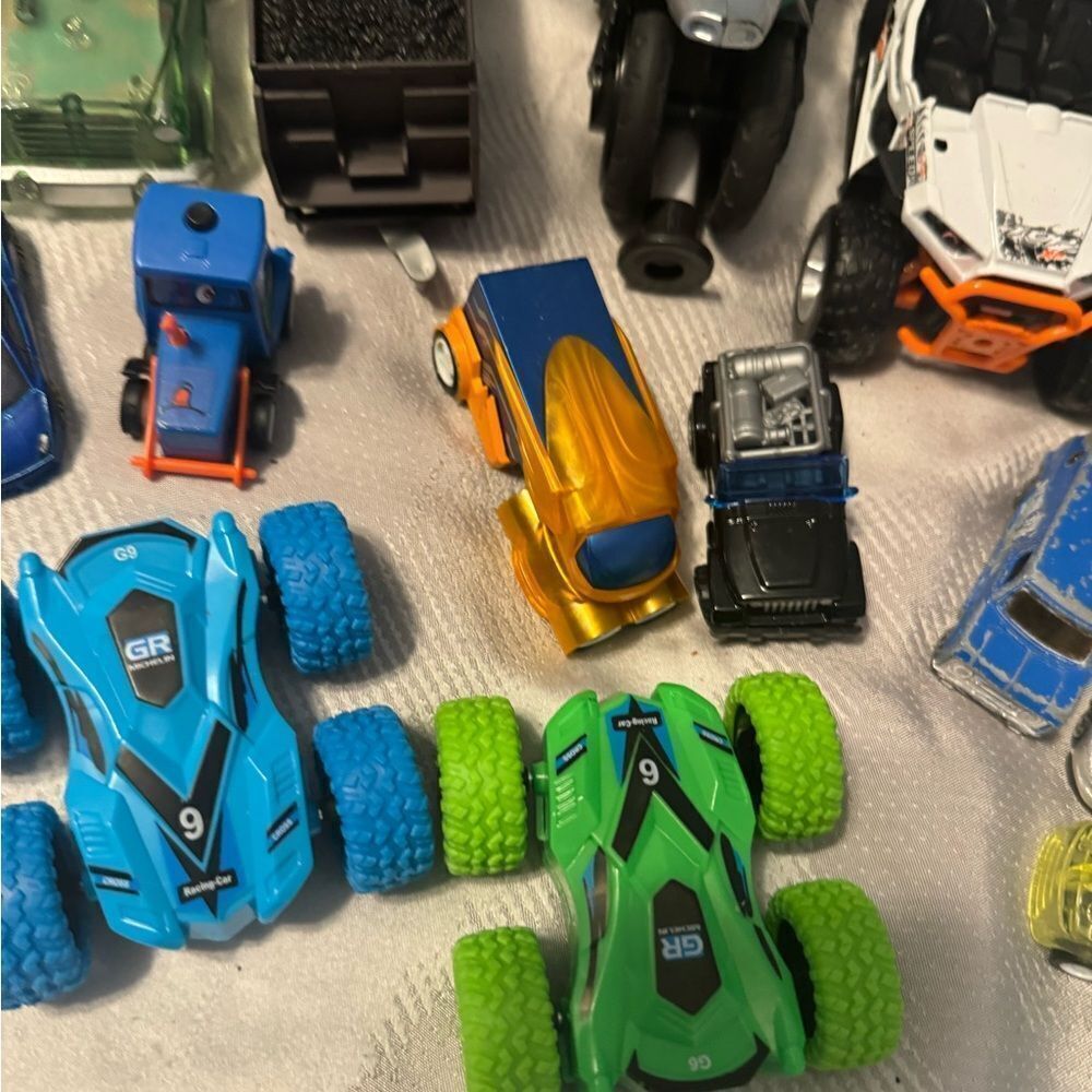 Cars Cars & More Cars! Racers, model cars, jeep, transformer, spins & more! (20) - Picture 14 of 16